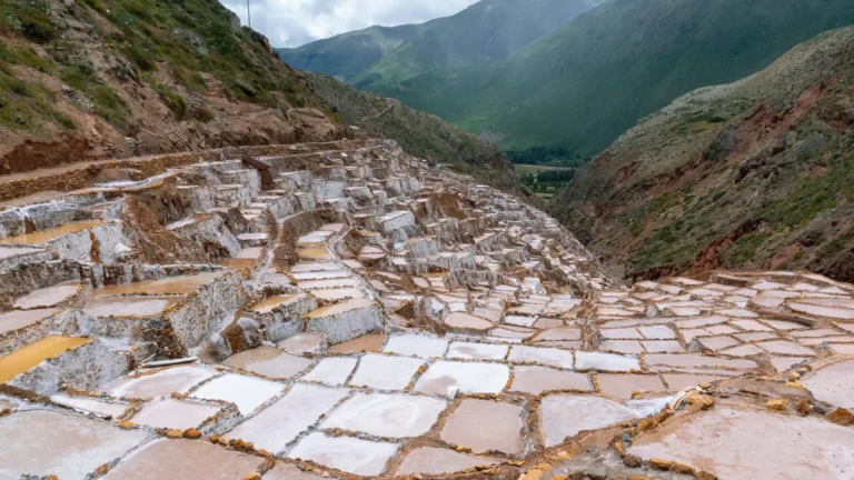 La Sabiduría Silenciosa del Valle Sagrado: Guía para el Viajero Consciente